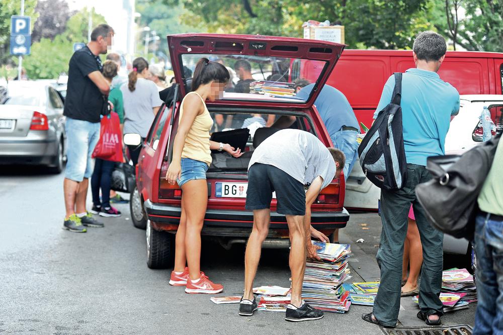 MRCVARENJE: Roditelji primorani da kupuju udžbenike na ulici