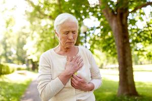 NAUČNICI POTVRDILI: Ovo su SIMPTOMI koji se javljaju dan pre srčanog udara