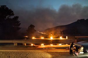 APOKALIPTIČNE SCENE IZ KALIFORNIJE: Ovako izgleda vožnja automobilom kroz požare! Vatrena stihija ne prestaje da besni