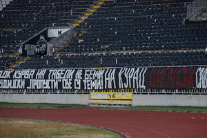 BRUTALNA PORUKA GROBARA ZVEZDI I FSS! Ovo je transparent zbog koga je kasnio početak utakmice na stadionu Partizana!