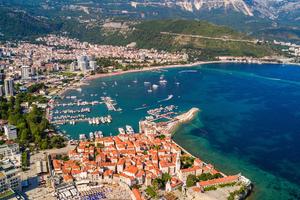 SRPSKA OFANZIVA NA BUDVU: Naši turisti za nedelju dana napunili crnogorsko letovalište