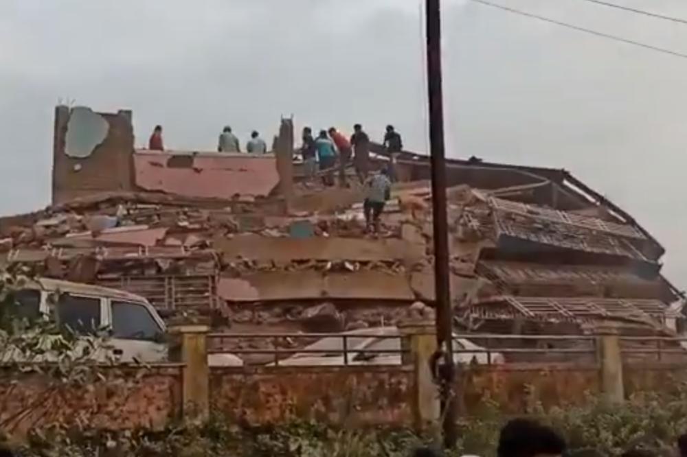 HOROR U INDIJI: U srušenoj zgradi zarobljeno 90 stanara ima i dece! (VIDEO)