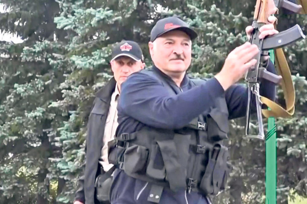 KALAŠNJIKOV U LUKAŠENKOVOJ RUCI NOSI SKRIVENU PORUKU! Predsednik Belorusije protivnicima poslao opasnu OPOMENU! (VIDEO)
