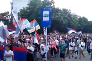 NAKON LITIJA ODRŽANI PROTESTI U CRNOJ GORI: Građani izašli na ulice u više gradova, nosili trobojke, pevali pesme VIDEO