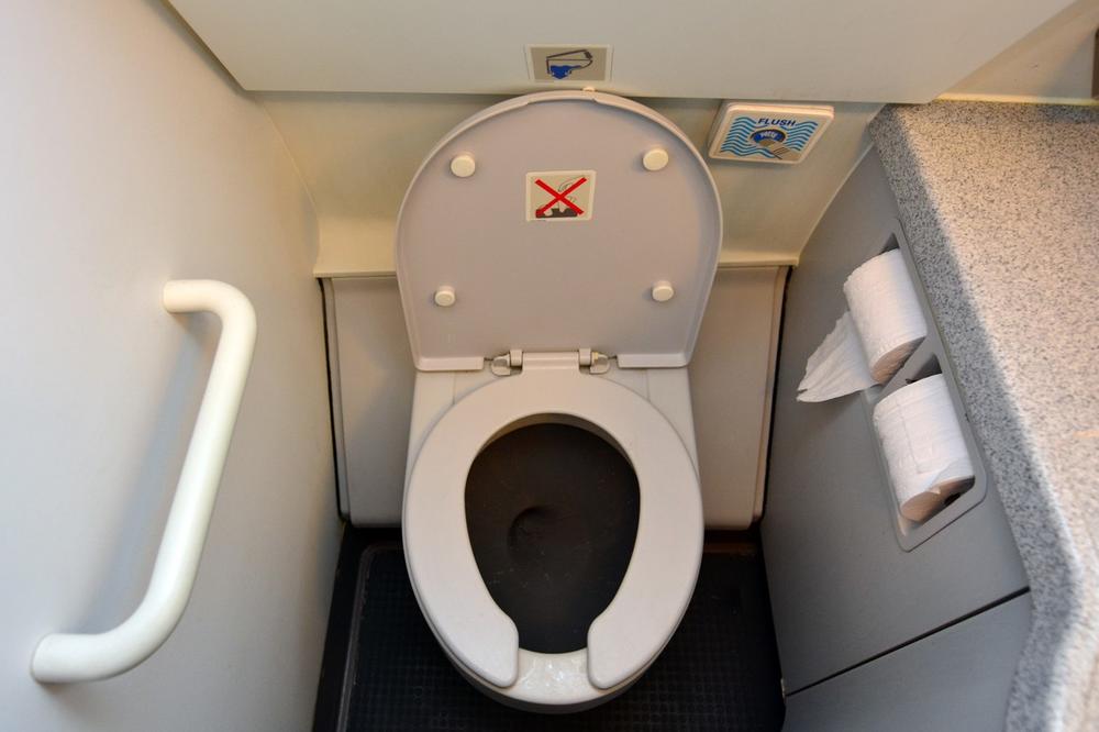 HOĆE DA SE ZAŠTITE OD ZARAZE: Japanci dizajnirali vrata za toalete u avionu koja se otvaraju laktom (VIDEO)