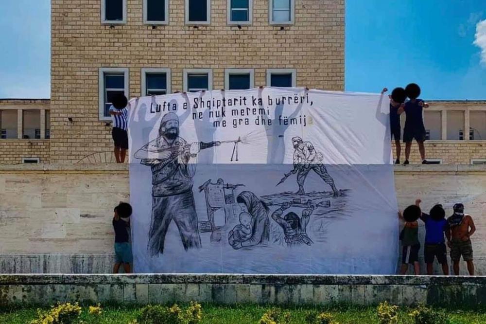 SKANDAL PRED MEČ SA ZVEZDOM Navijači Tirane drže transparent! TERORISTA ADEM JAŠARI s leđa puca u srpsku ženu sa detetom