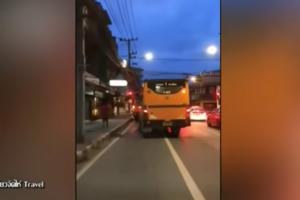 LUDAČKA TRKA AUTOBUSA U BANGKOKU: Putnici jedva na semaforu spasavali živu glavu! (VIDEO)