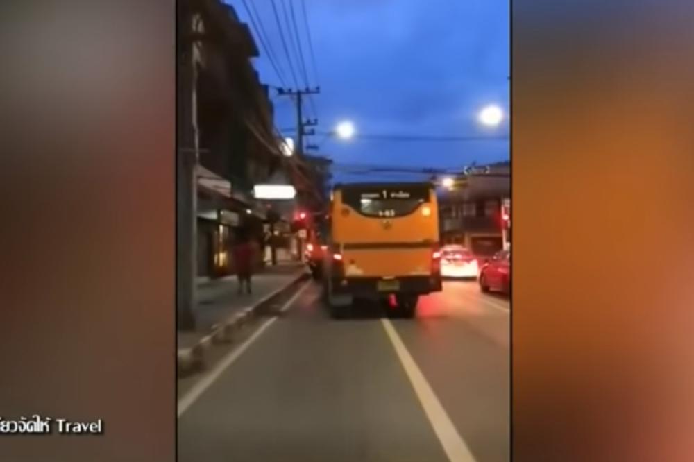 LUDAČKA TRKA AUTOBUSA U BANGKOKU: Putnici jedva na semaforu spasavali živu glavu! (VIDEO)