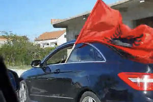 ZBOG TROBOJKE HAPSE, OVO IM NE SMETA: Kolona sa albanskim zastavama prodefilovala Zetom!