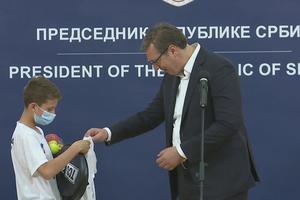 POKLON ZA PAMĆENJE: Predsednik Vučić uručio jedinstven dar talentovanom teniseru Filipu Paviću (FOTO)