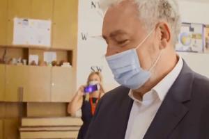 ZDRAVKO KRIVOKAPIĆ POKAZAO NOVO LICE CRNE GORE: Glavni opozicioni kandidat iznenadio sve na biračkom mestu! (VIDEO)