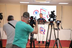 EVO KAKVO JE RASPOLOŽENJE U SRPSKOJ KUĆI U PODGORICI: U štabu Koalicije za bolju Crnu Goru 50 novinara! (FOTO)