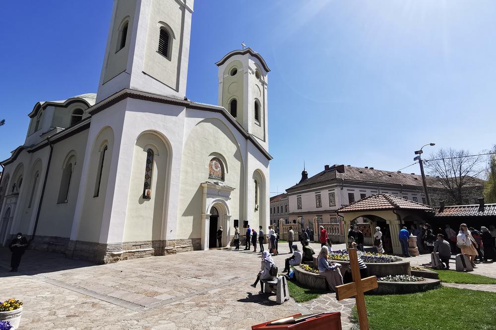 LOPOV JE POLJUBIO IKONU PA KRENUO U AKCIJU: Čačanka je bila kuma na venčanju, ali je u crkvi ostala bez novčanika