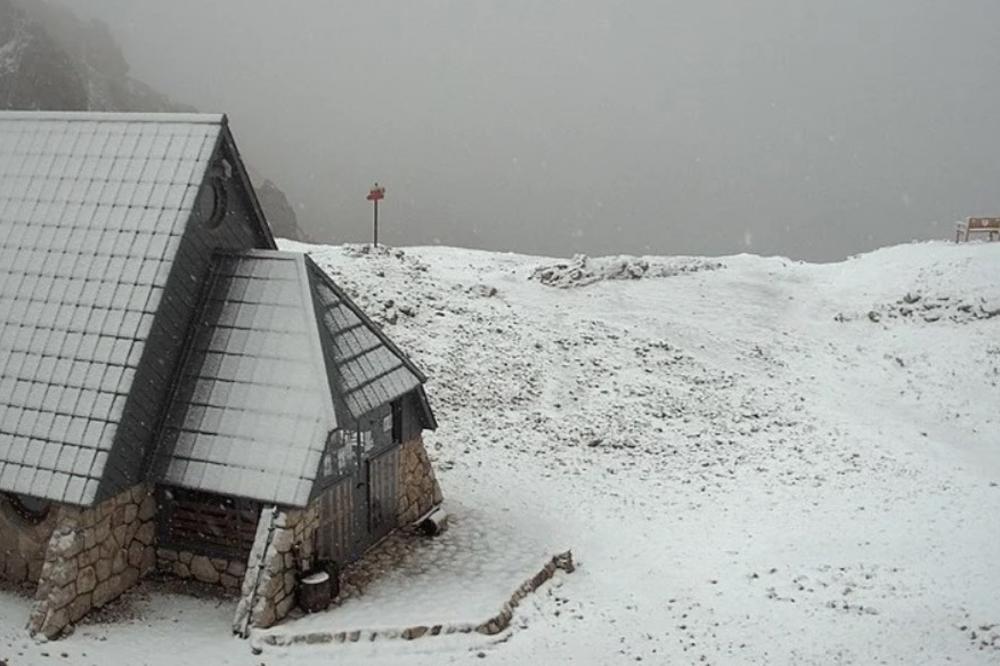 SNEG SE PONOVO POJAVIO U REGIONU: Beli pokrivač na slovenačkoj planini dostigao 20 centimetara (FOTO)