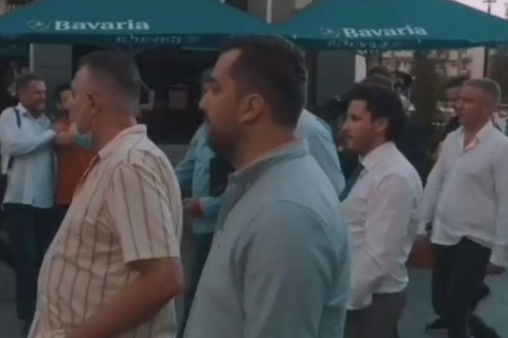 PLJEVLJIMA SE ORILO "HAPSI GA, DRITANE": Abazović šetao gradom, a građani su počeli da mu aplaudiraju i skandiraju VIDEO