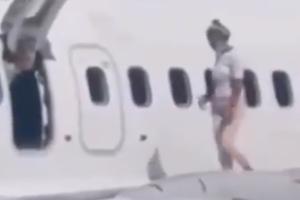 OVO JOŠ NISTE VIDELI: Žena prošetala po krilu aviona da se rashladi! SVI u šoku, ni deca nisu znala gde im je mama VIDEO