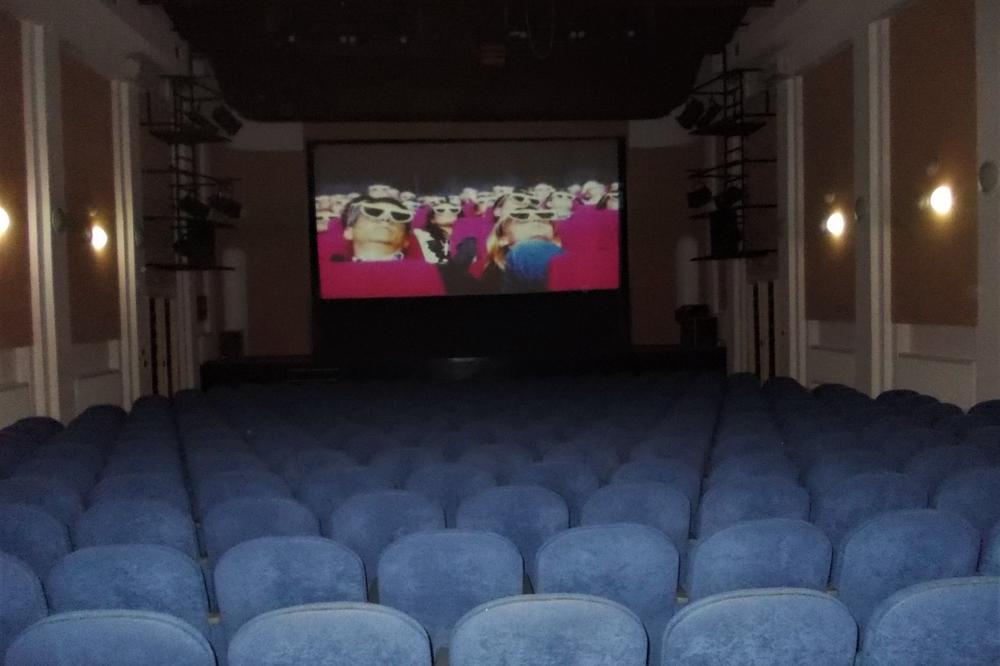 LJUBITELJI BIOSKOPA NA OVO SU ČEKALI 6 MESECI: Ponovo radi bioskop u Loznici, a ovo su nova pravila za gledanje filmova