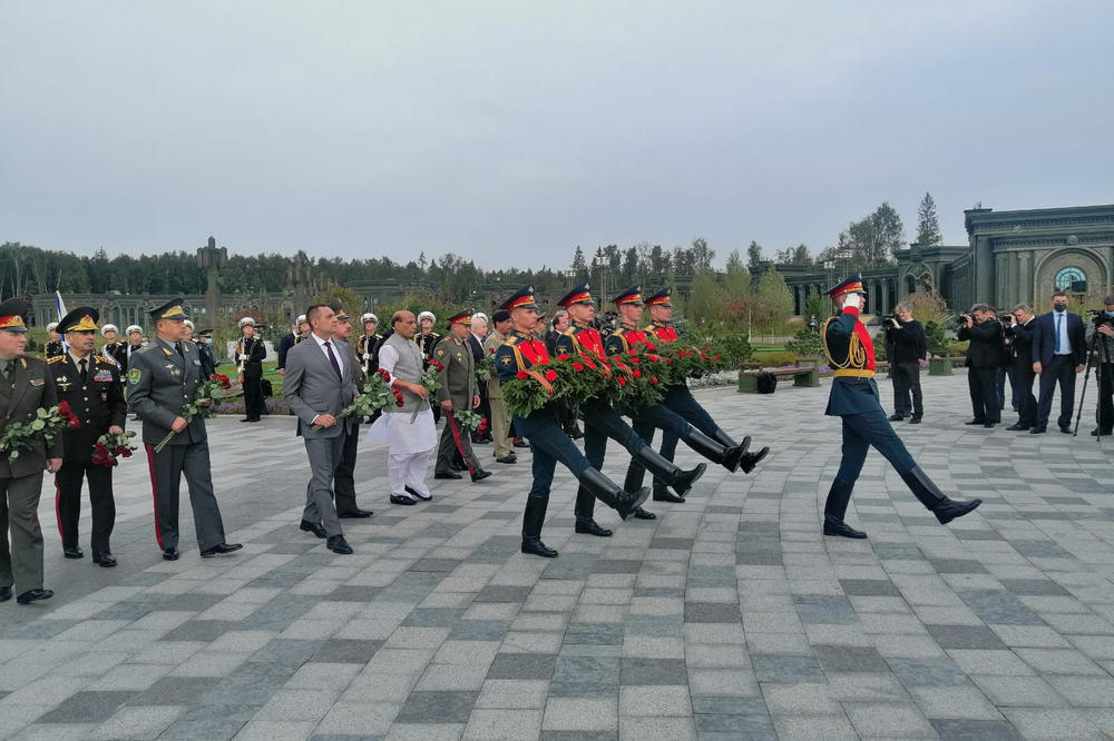 MINISTAR VULIN U MOSKVI: Položio cveće na spomenik u Muzejskom kompleksu Put sećanja