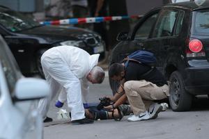 JEZIVE FOTOGRAFIJE SA MESTA ZLOČINA NA BANJICI: Telo ubijenog mladića (18) ostalo da leži u lokvi krvi na ulici! VIDEO
