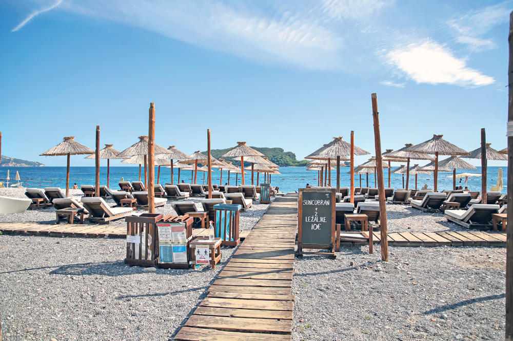 NA TERASAMA NIGDE PEŠKIR DA VIDIŠ, PO TOME ZNAMO KOLIKO JE SATI: Tuga na crnogorskim plažama, PUSTO MORE!   FOTO