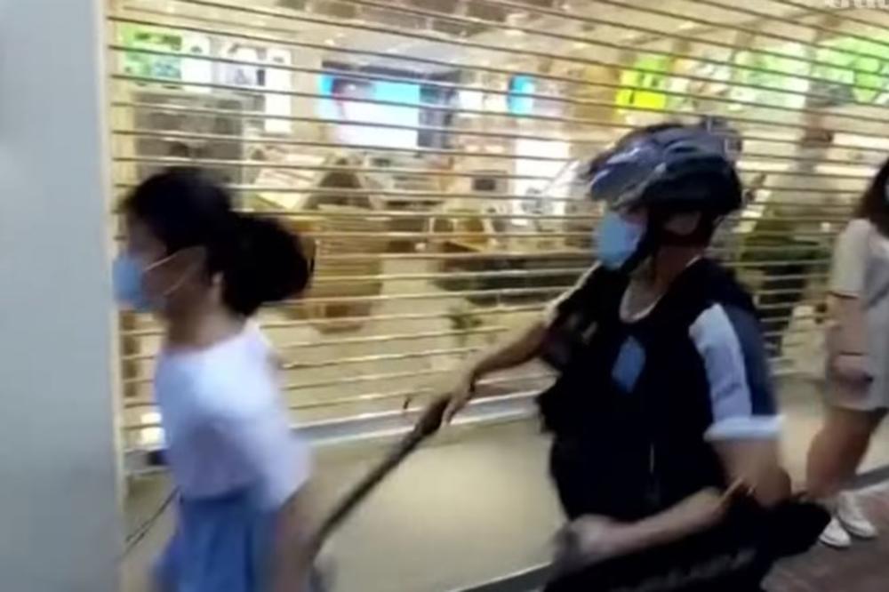 POLICIJA HONGKONGA SE JUNAČILA NAD DEVOJČICOM (12): Evo koliko ih je trebalo da savladaju dete (VIDEO)