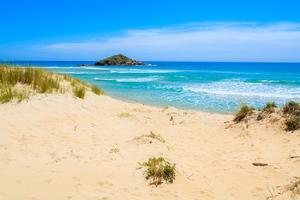 PRESEO MU ODMOR: Turista hteo da ponese kući pesak sa plaže u Sardiniji, pa kažnjen sa više od 1.000 evra