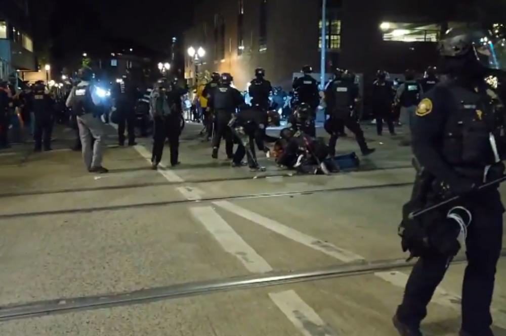 NOVI NEREDI U PORTLANDU: Policija krenula gumenim mecima na demonstrante, uhapšeno 11 ljudi (VIDEO)