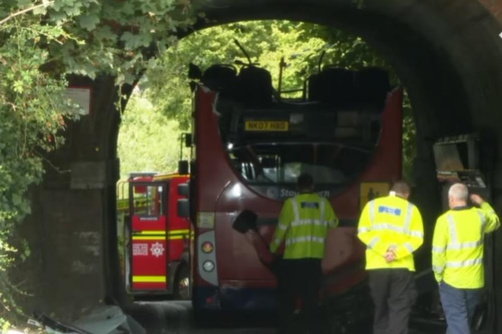 HOROR U BRITANIJI: Školski autobus udario u most, gornji sprat uništen, 15 đaka povređeno! Deca vrištala, srča svuda!