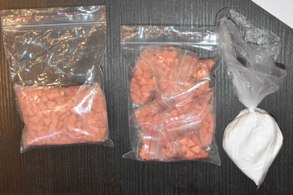 NOVOSADSKA POLICIJA UHAPSILA DVOJICU ZBOG DROGE: Našli im kokain, tablete amfetamin... ali to nije sve! (FOTO)