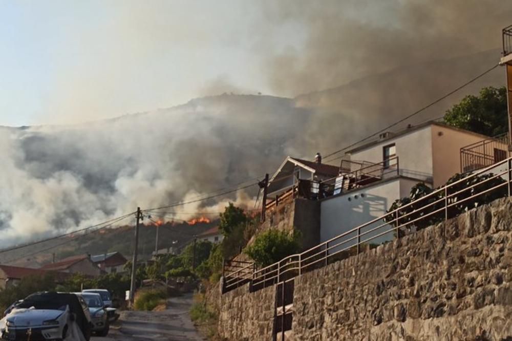 VELIKI POŽAR U TREBINJU: Vatra pretila kućama, meštani pomažu vatrogascima