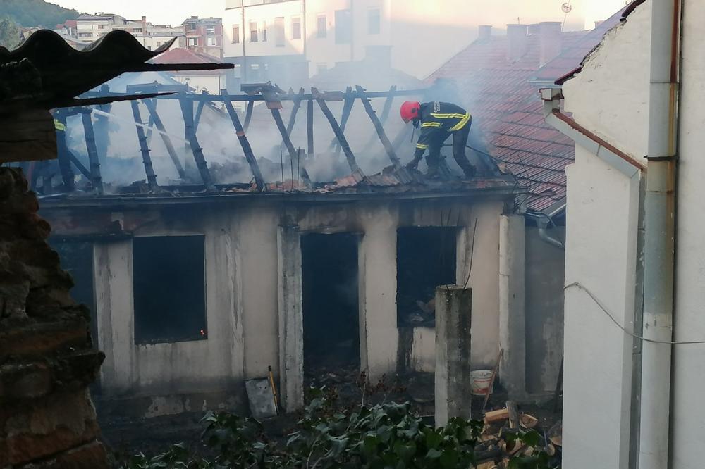 IZGORELA KUĆA U CENTRU PROKUPLJA: Vatrogasci se još bore sa vatrenom stihijom