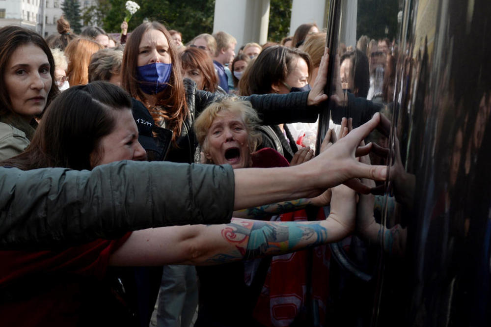 NOVI NEMIRI U MINSKU: Žene marširale u znak podrške Kolesnikovoj, policija uhapsila na desetine ljudi (VIDEO)
