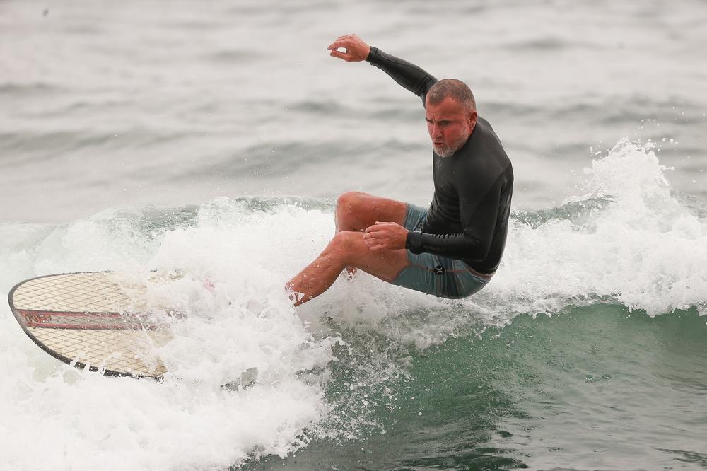 GLUMAC UHVAĆEN SA 17 GODINA MLAĐOM DEVOJKOM! Dominik Persel razmenjivao nežnosti na plaži, bez BLAMA! (FOTO)