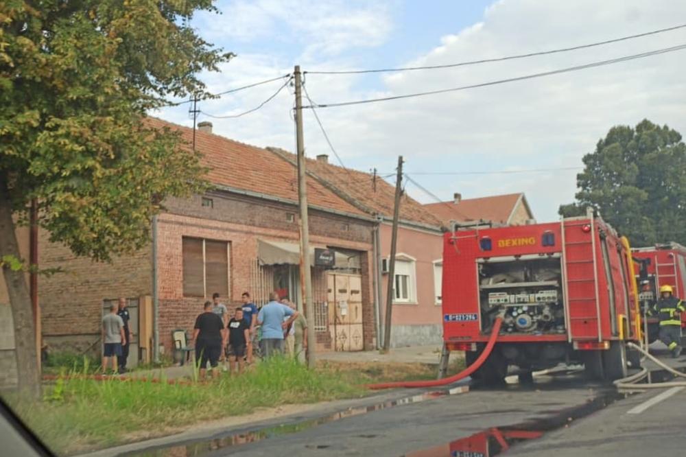 POŽAR U BATAJNICI: Vatrogasci izveli ženu iz kuće u plamenu