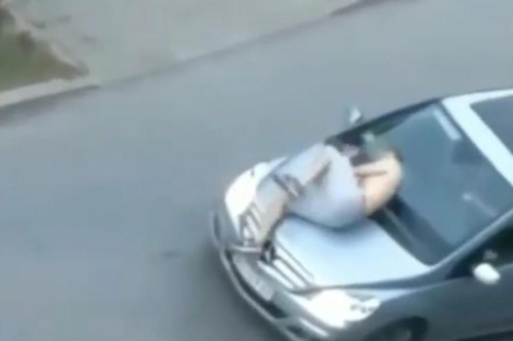 NOVI ŠOKANTNI SNIMAK IZ NOVOG SADA: Mladić skakao po kolima, a onda uradio nešto odvratno (VIDEO)