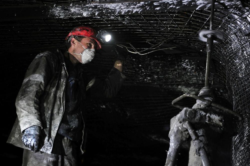 POGINUO RUDAR U NESREĆI U RUSIJI: Šest heroja ostalo u rudniku da osiguraju vitalne sisteme, 87 evakuisano!