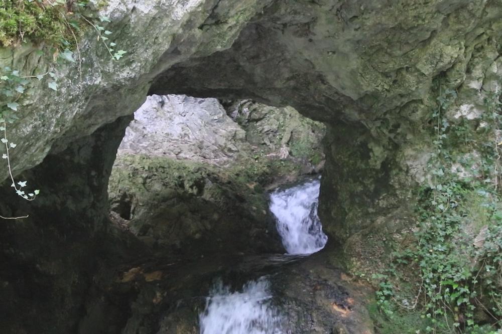 ŽIVIMO U SRBIJI, A NE ZNAMO KAKVU ATRAKCIJU IMAMO U ZEMLJI: Ovo je Vodena pećina kod Ailja (FOTO)