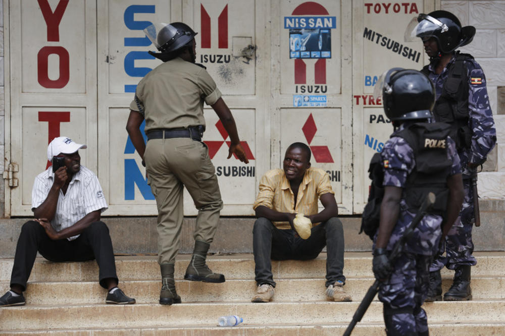ODSEKAO DETETU GLAVU KAO POKLON PREDSEDNIKU: Ugandska policija jedva sprečila čoveka da uđe u zgradu parlamenta!