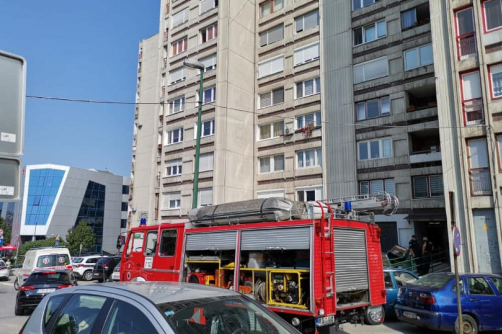 MUŠKARAC PRETIO DA ĆE SKOČITI SA 5. SPRATA: Sarajevski policajci ga spasli u poslednjem trenutku