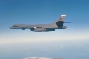 NOVI OKRŠAJ NA NEBU: Tri američka bombardera se približila Rusiji, odmah se digli migovi i suhoji (VIDEO)