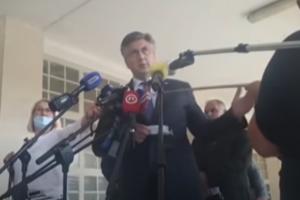 SMOTANI PLENKOVIĆ: Razmahao se, pa novinarki izbio telefon iz ruke (VIDEO)