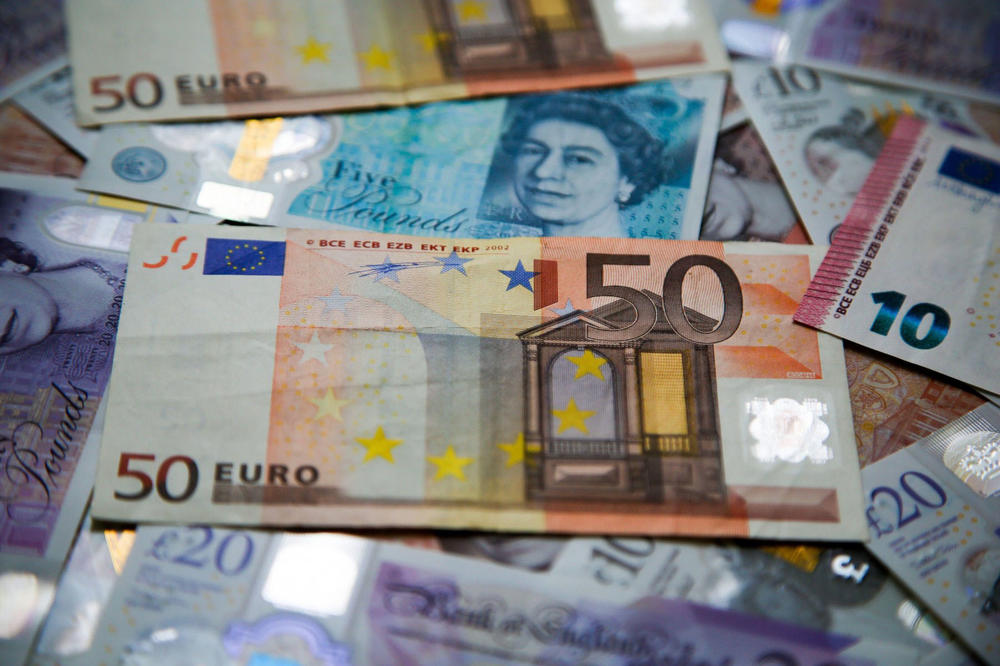DINAR USIDREN: Evro danas 117,56 po srednjem kursu