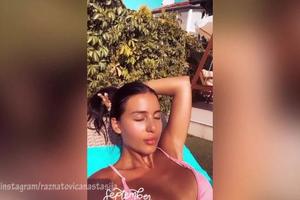 ANASTASIJA OVAKO PROVODI POSLEDNJE DANE LETA: Ražnatovićka se skinula u minijaturni bikini i ZAPALILA Instagram! (VIDEO)