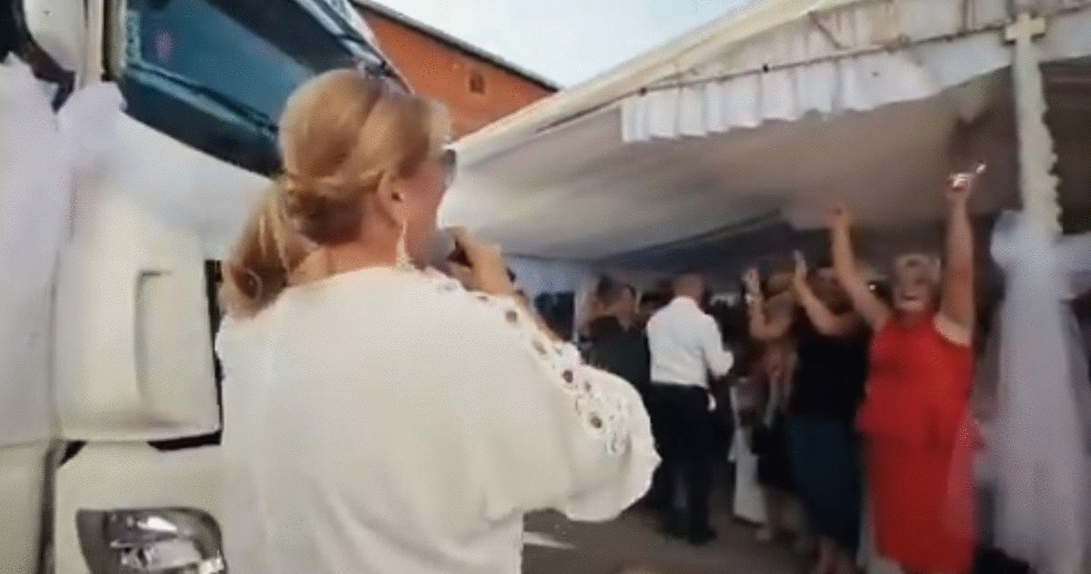 PEVAČICA NAPRAVILA HAOS NA SRPSKOJ SVADBI! Uletela KAMIONOM u svatove, pa odmah uradila OVO! (VIDEO)