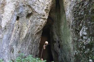 SEKTA! JEZIVO OTKRIĆE KOD ZAJEČARA: Alpinisti pronašli lobanju pobodenu na kolac, a kada su ušli u pećinu zatekli HOROR!