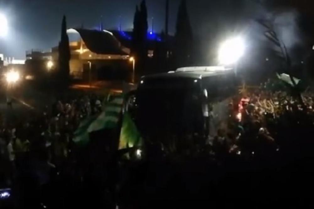 LUDNICA NA ULICAMA NIKOZIJE: Zvezdin autobus upao među navijače Omonije (VIDEO)