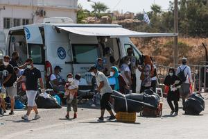 MIGRANTI NAPUŠTAJU SPALJENU MORIJU: Hiljade izbeglica na Lezbosu se seli u drugi kamp! (FOTO)