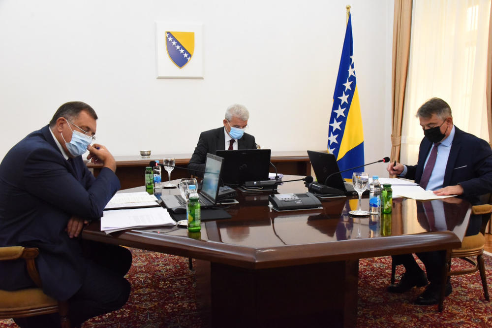 ISPRAVKA KONFUZIJA NA SEDNICI: Dodik, Džaferović i Komšić nisu jednoglasno glasali protiv priznanja samoproglašenog Kosova
