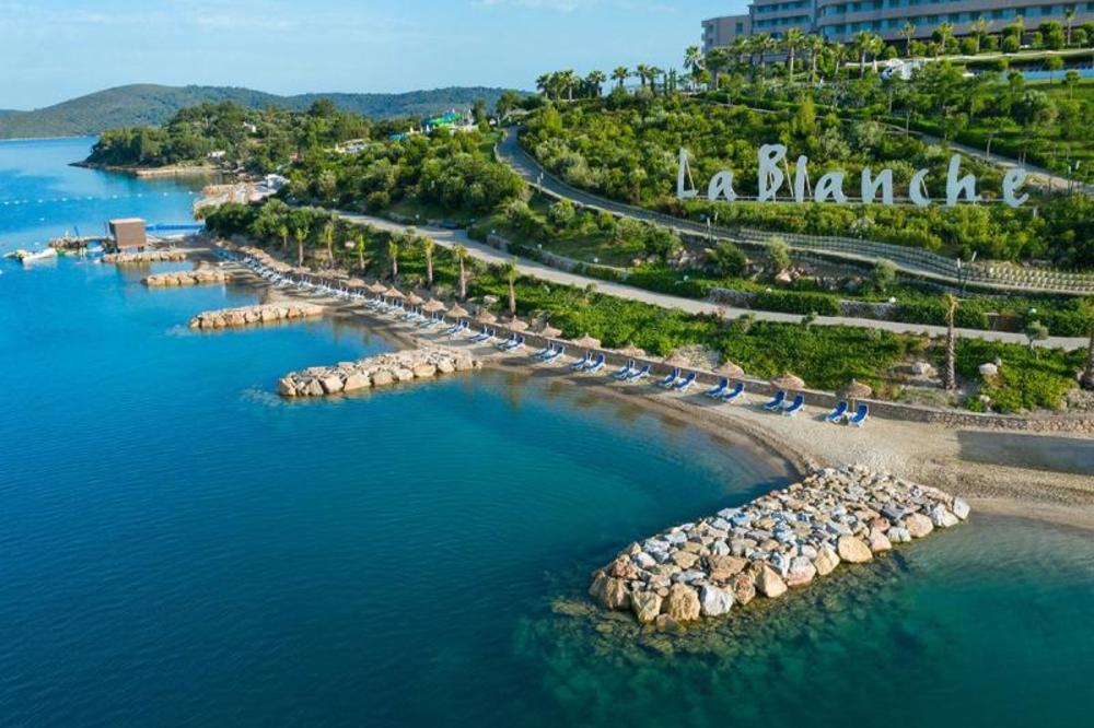ŠARM SEPTEMBARSKOG SUNCA: Uhvatite još uvek tople zrake na prrivatno plaža u hotelu na sopstvenom poluostrvu