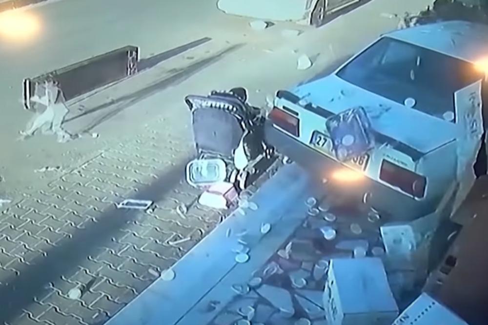 KOLA PUKIM ČUDOM PROMAŠILA DVOJE DECE: Auto se svom silinom zabio u radnju, kamere snimile strašan trenutak (VIDEO)